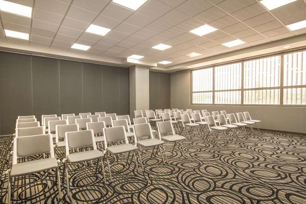 Hilton Garden Poliforum Hotel 3*